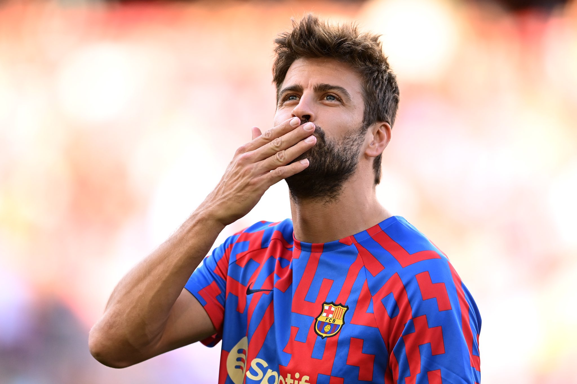 Gerard Pique lại vướng "lùm xùm": Huyền thoại bóng đá sở hữu IQ "cao hơn cả Einstein", bị tố không chung thủy trong tình cảm- Ảnh 1. Gerard Pique lại vướng "lùm xùm": Huyền thoại bóng đá sở hữu IQ "cao hơn cả Einstein", bị tố không chung thủy trong tình cảm- Ảnh 1.