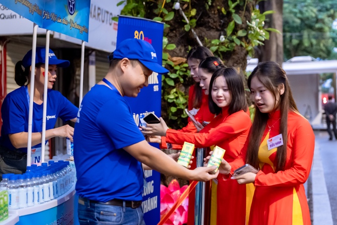 Vinamilk cùng Việt Nam rực rỡ trong ngày hội non sông- Ảnh 4. Vinamilk cùng Việt Nam rực rỡ trong ngày hội non sông- Ảnh 4.