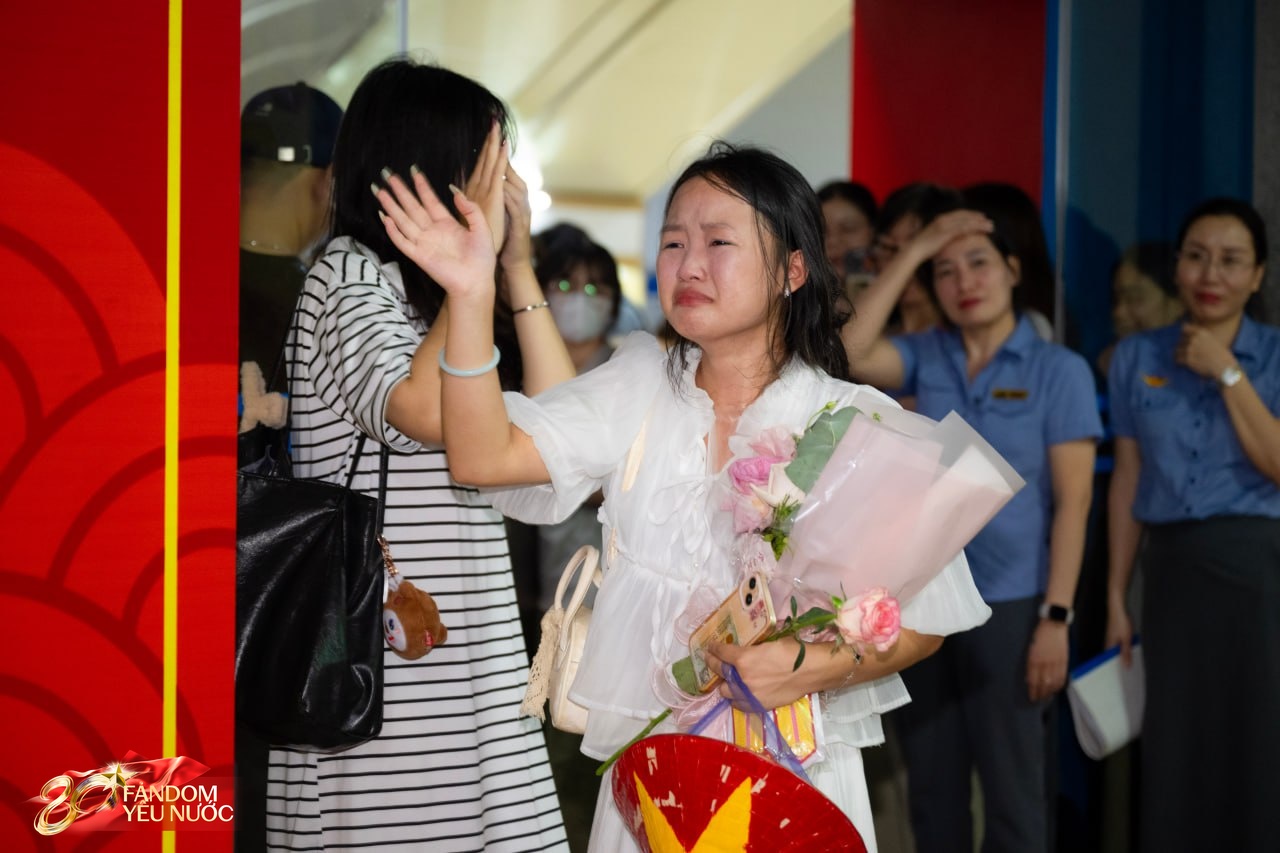 15 giây và chùm ảnh mới nhất của Lê Hoàng Hiệp trên tàu rời Hà Nội- Ảnh 16. 15 giây và chùm ảnh mới nhất của Lê Hoàng Hiệp trên tàu rời Hà Nội- Ảnh 16.