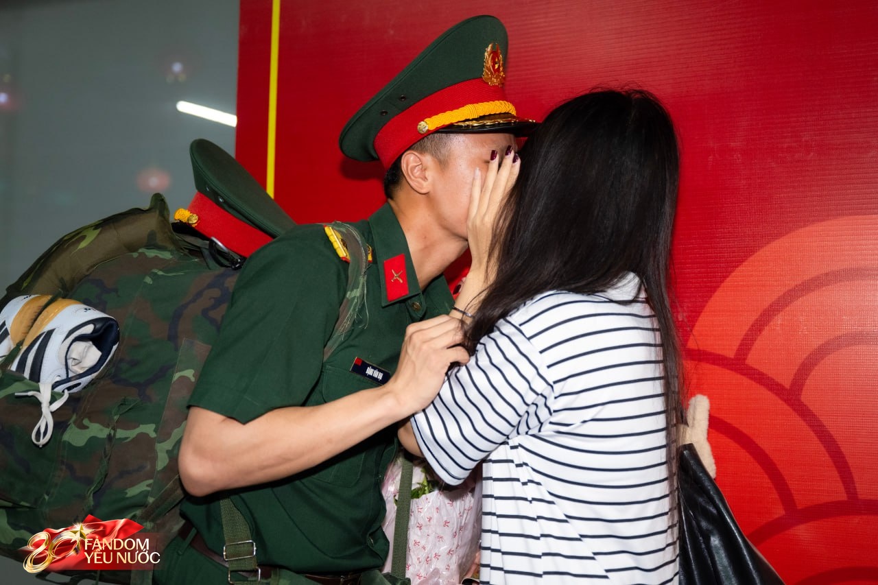 15 giây và chùm ảnh mới nhất của Lê Hoàng Hiệp trên tàu rời Hà Nội- Ảnh 10. 15 giây và chùm ảnh mới nhất của Lê Hoàng Hiệp trên tàu rời Hà Nội- Ảnh 10.