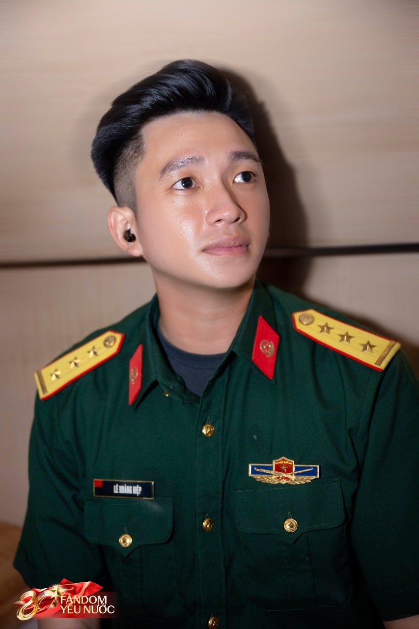 15 giây và chùm ảnh mới nhất của Lê Hoàng Hiệp trên tàu rời Hà Nội- Ảnh 4. 15 giây và chùm ảnh mới nhất của Lê Hoàng Hiệp trên tàu rời Hà Nội- Ảnh 4.