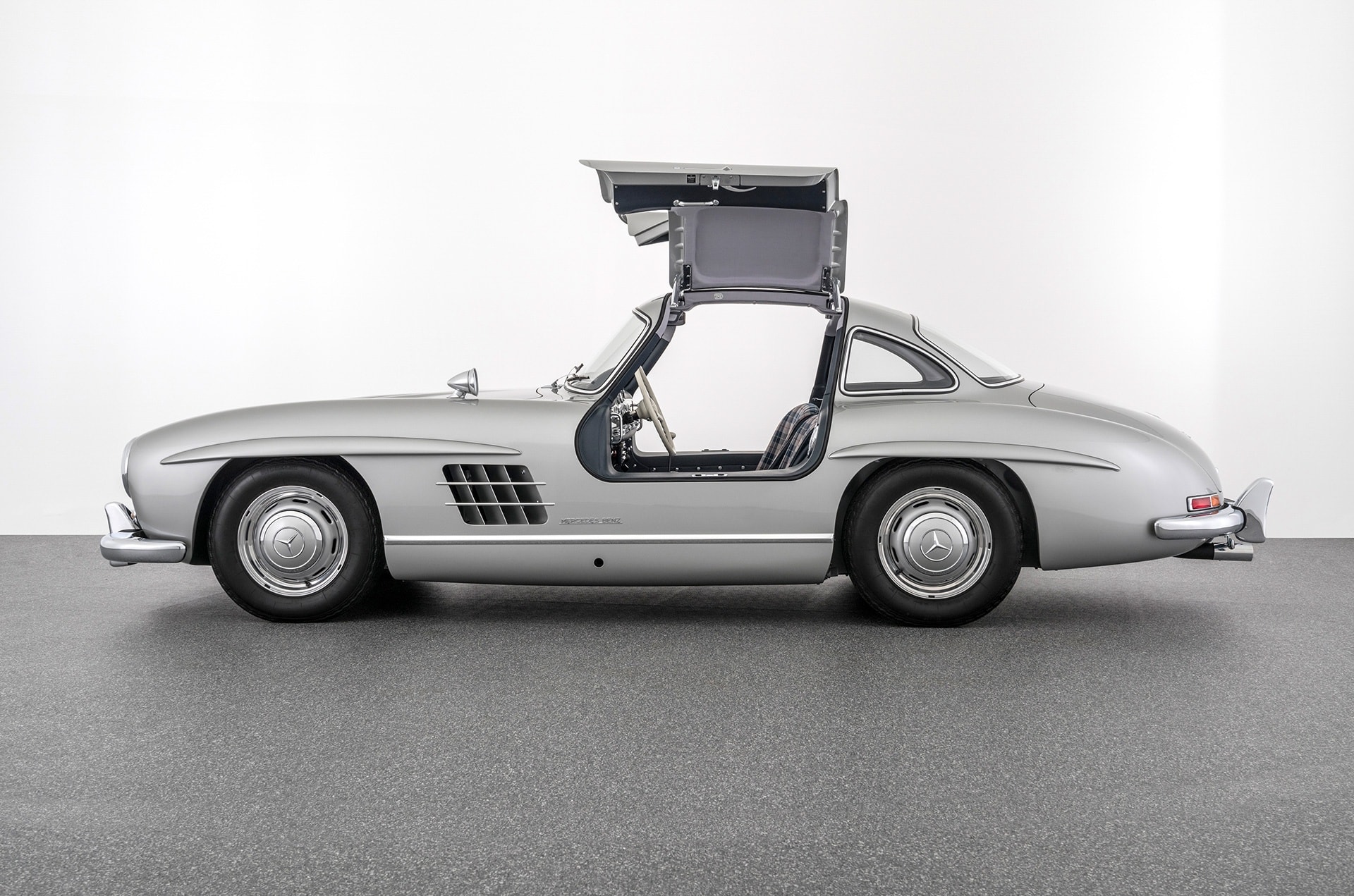 Mercedes-Benz 300 SL triệu đô bất ngờ xuất hiện tại Việt Nam, CĐM lập tức gọi tên một người xứng đáng làm chủ nhân siêu phẩm- Ảnh 14. Mercedes-Benz 300 SL triệu đô bất ngờ xuất hiện tại Việt Nam, CĐM lập tức gọi tên một người xứng đáng làm chủ nhân siêu phẩm- Ảnh 14.
