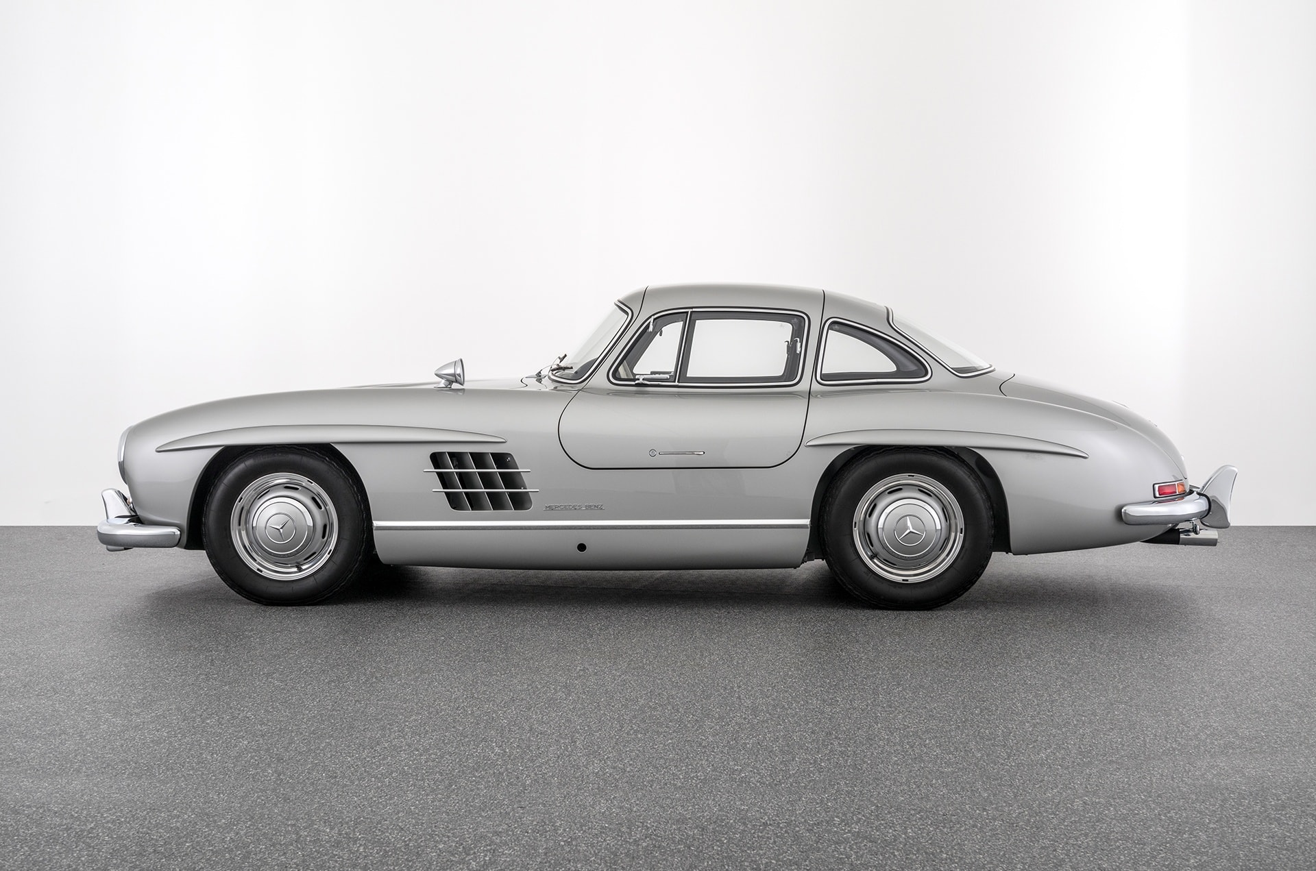 Mercedes-Benz 300 SL triệu đô bất ngờ xuất hiện tại Việt Nam, CĐM lập tức gọi tên một người xứng đáng làm chủ nhân siêu phẩm- Ảnh 13. Mercedes-Benz 300 SL triệu đô bất ngờ xuất hiện tại Việt Nam, CĐM lập tức gọi tên một người xứng đáng làm chủ nhân siêu phẩm- Ảnh 13.