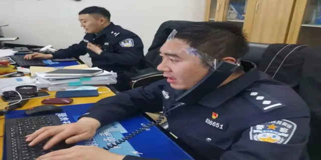 Nhận được cuộc gọi lừa đảo nêu đúng họ tên, số hiệu sĩ quan, anh cảnh sát làm theo thì lại lập công lớn- Ảnh 1. Nhận được cuộc gọi lừa đảo nêu đúng họ tên, số hiệu sĩ quan, anh cảnh sát làm theo thì lại lập công lớn- Ảnh 1.