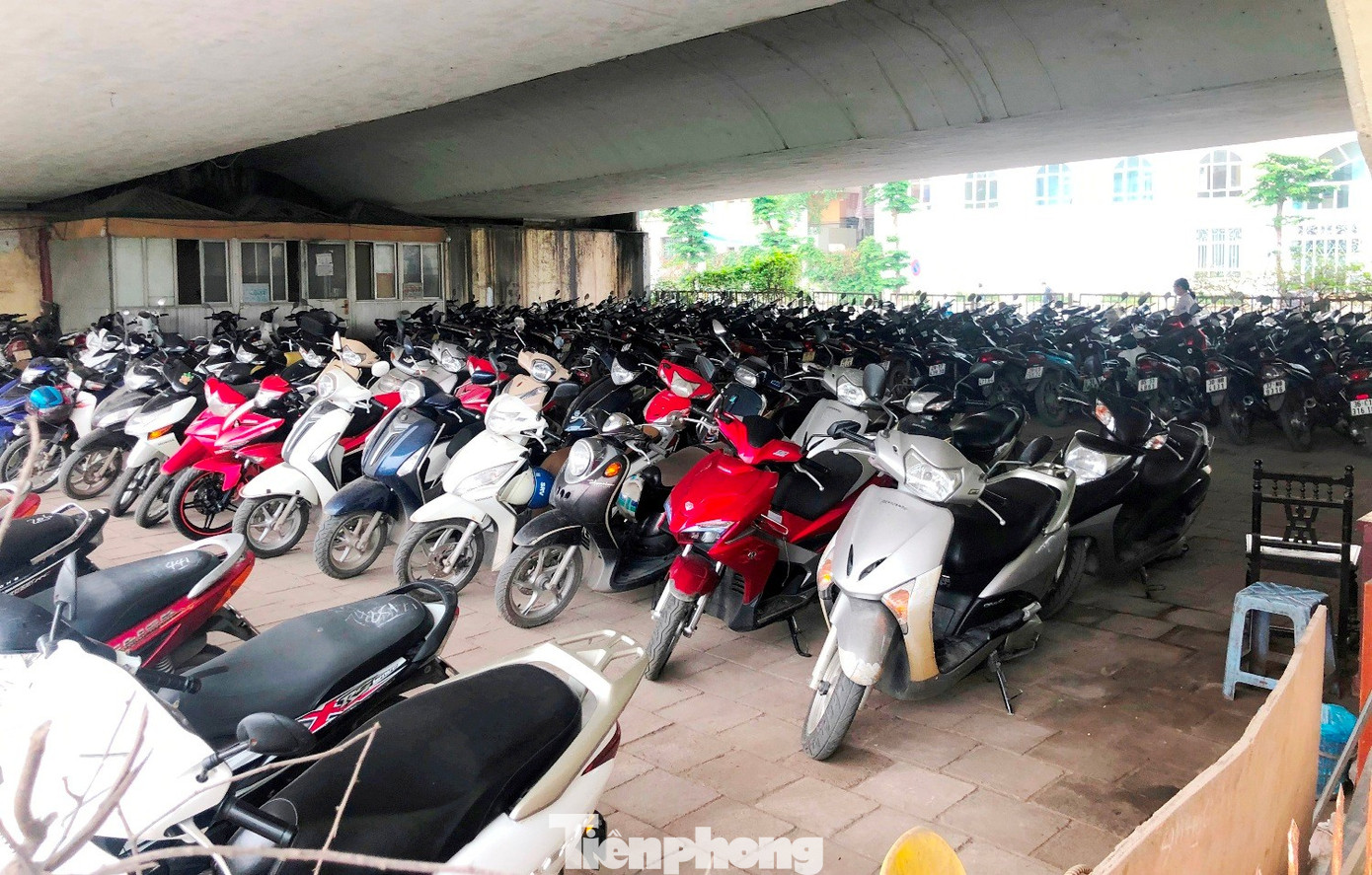 Cận cảnh các gầm cầu Hà Nội 'phủ kín' bãi ô tô, xe máy- Ảnh 1. Cận cảnh các gầm cầu Hà Nội 'phủ kín' bãi ô tô, xe máy- Ảnh 1.