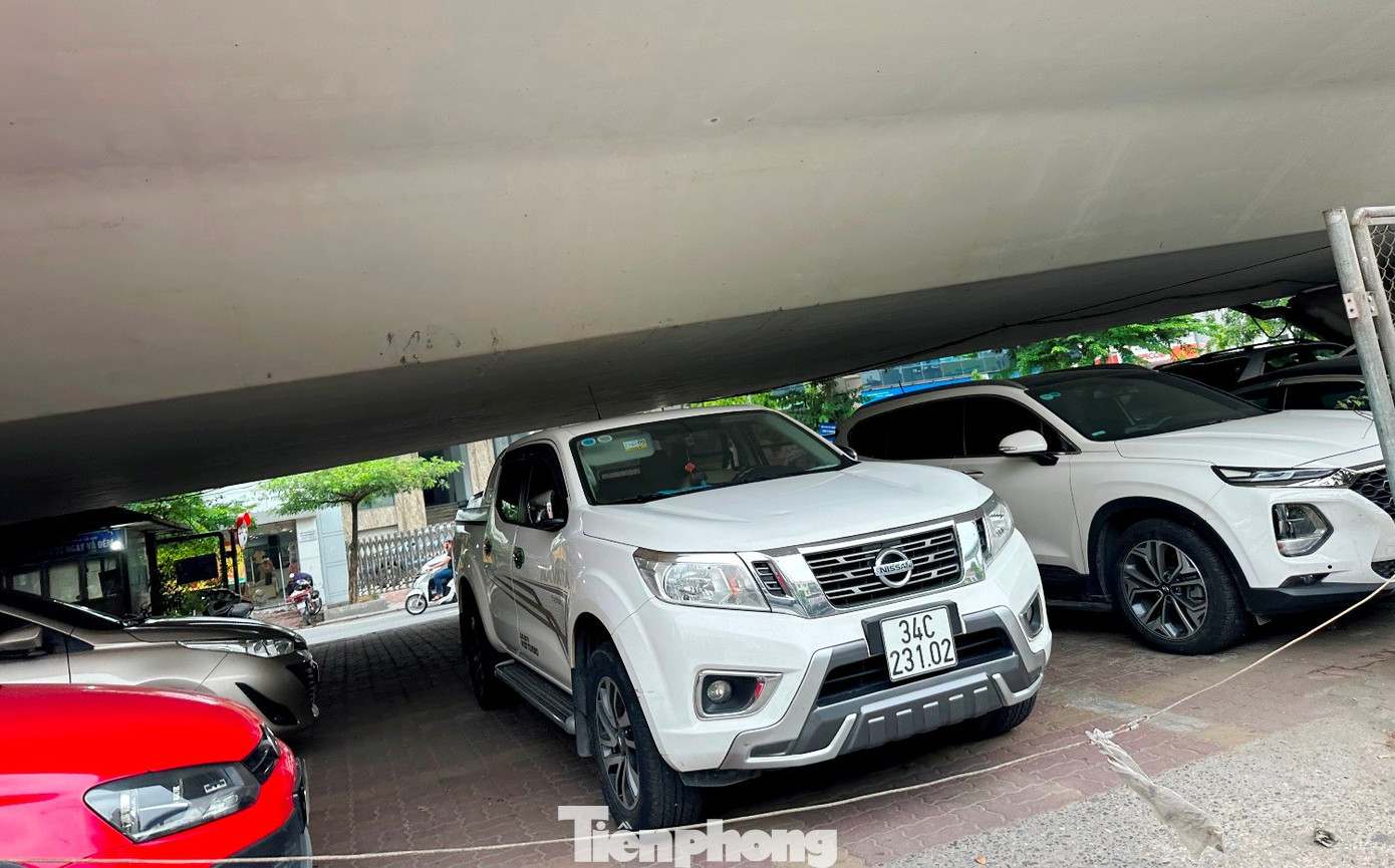 Cận cảnh các gầm cầu Hà Nội 'phủ kín' bãi ô tô, xe máy- Ảnh 2. Cận cảnh các gầm cầu Hà Nội 'phủ kín' bãi ô tô, xe máy- Ảnh 2.