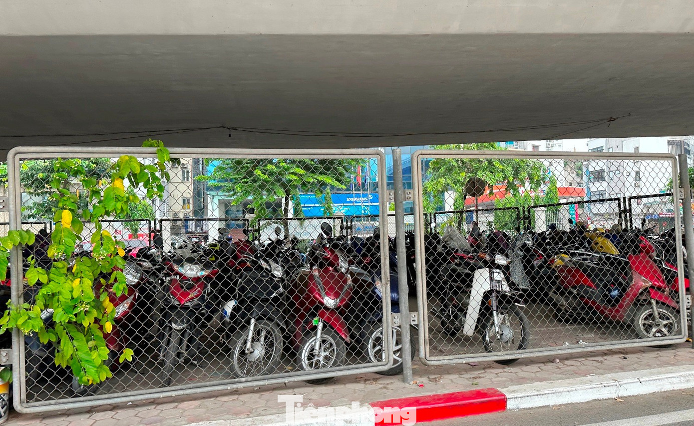 Cận cảnh các gầm cầu Hà Nội 'phủ kín' bãi ô tô, xe máy- Ảnh 3. Cận cảnh các gầm cầu Hà Nội 'phủ kín' bãi ô tô, xe máy- Ảnh 3.