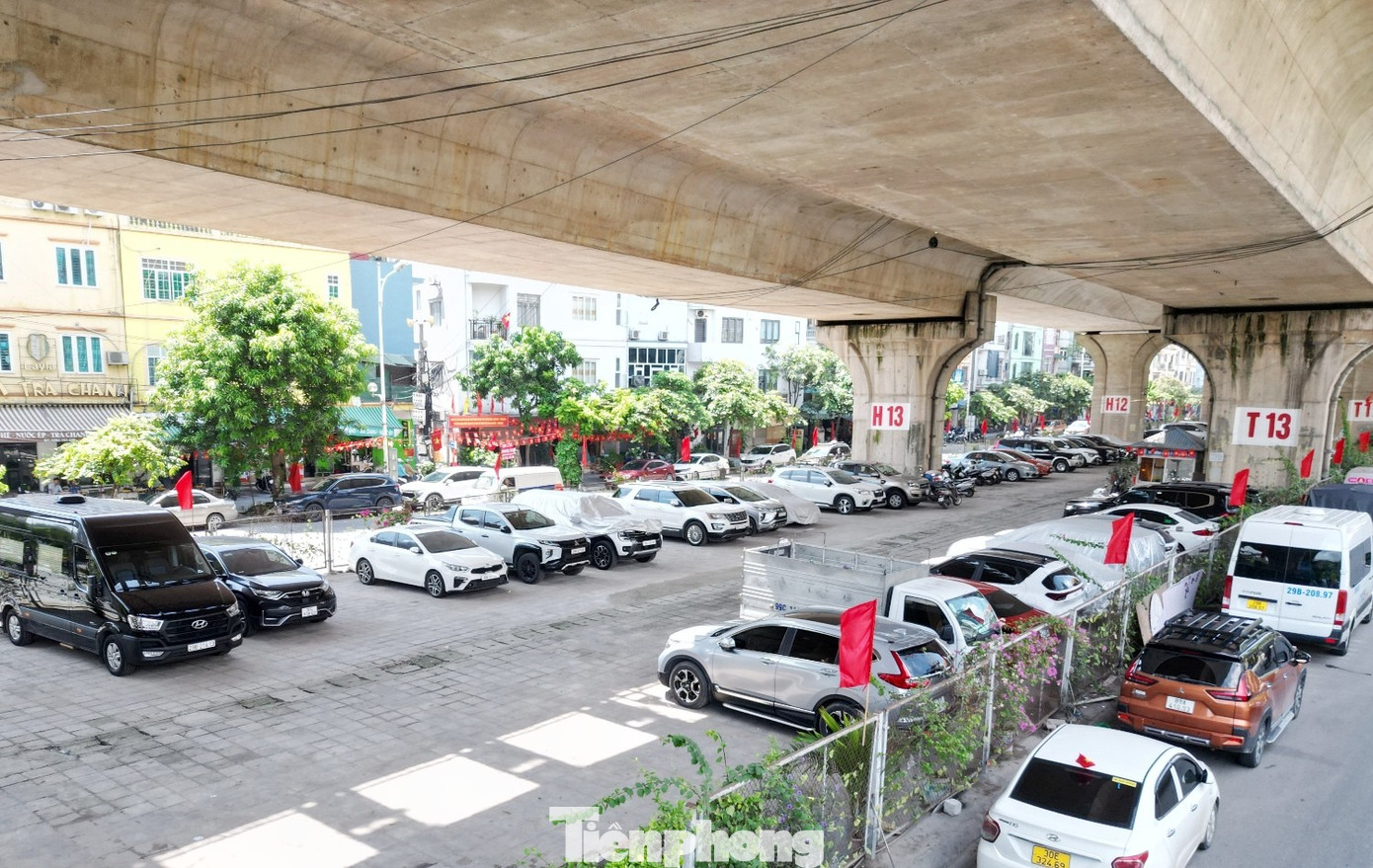 Cận cảnh các gầm cầu Hà Nội 'phủ kín' bãi ô tô, xe máy- Ảnh 5. Cận cảnh các gầm cầu Hà Nội 'phủ kín' bãi ô tô, xe máy- Ảnh 5.