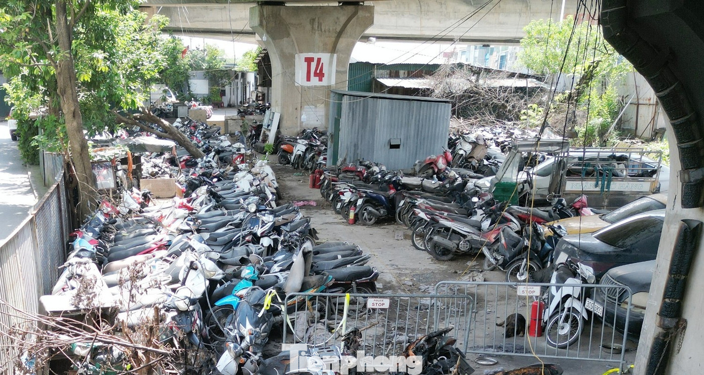Cận cảnh các gầm cầu Hà Nội 'phủ kín' bãi ô tô, xe máy- Ảnh 6. Cận cảnh các gầm cầu Hà Nội 'phủ kín' bãi ô tô, xe máy- Ảnh 6.