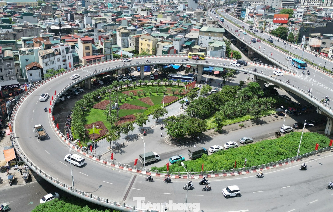 Cận cảnh các gầm cầu Hà Nội 'phủ kín' bãi ô tô, xe máy- Ảnh 7. Cận cảnh các gầm cầu Hà Nội 'phủ kín' bãi ô tô, xe máy- Ảnh 7.
