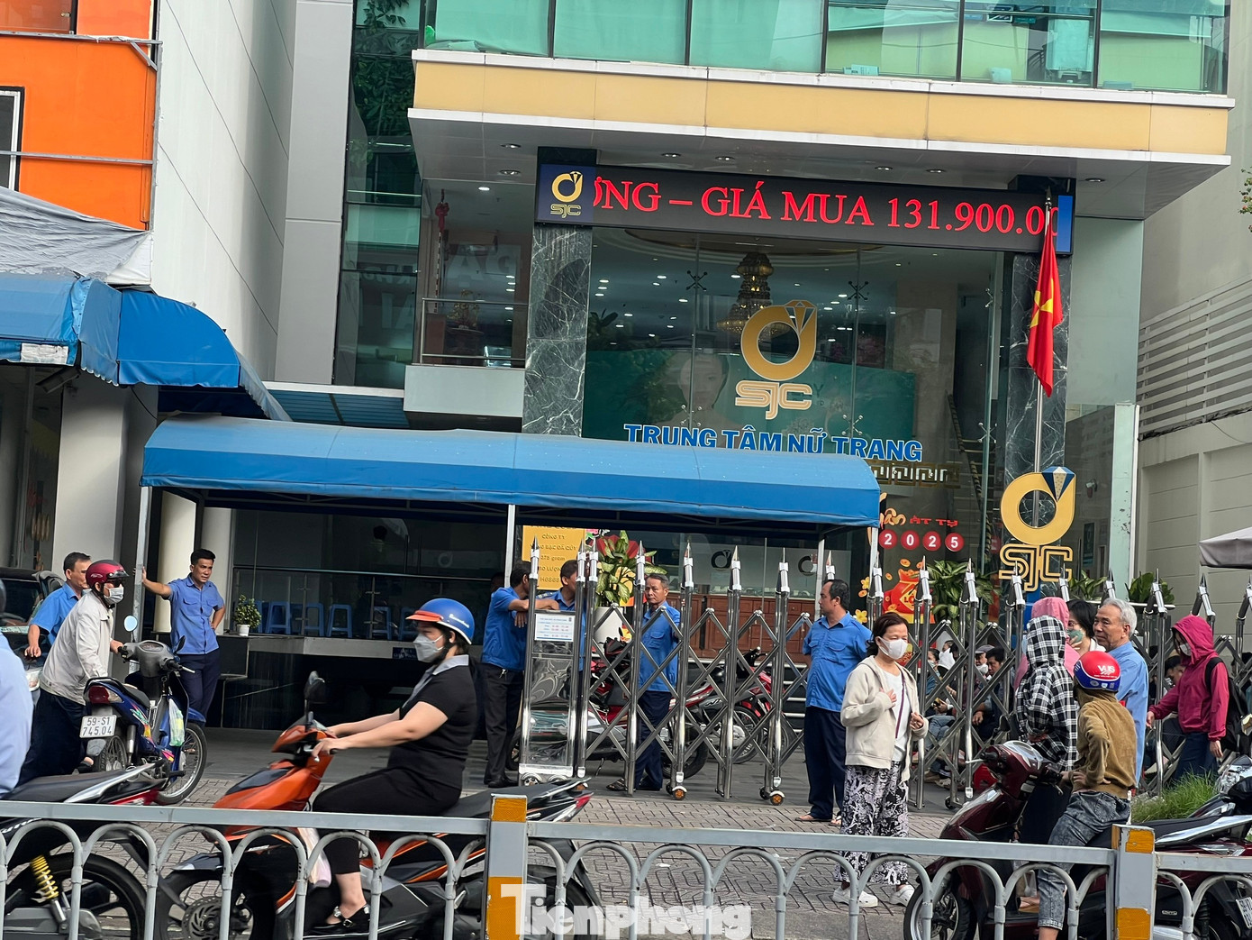 Cảnh trái ngược ở tiệm vàng giữa lúc giá tăng 'nóng'- Ảnh 2. Cảnh trái ngược ở tiệm vàng giữa lúc giá tăng 'nóng'- Ảnh 2.