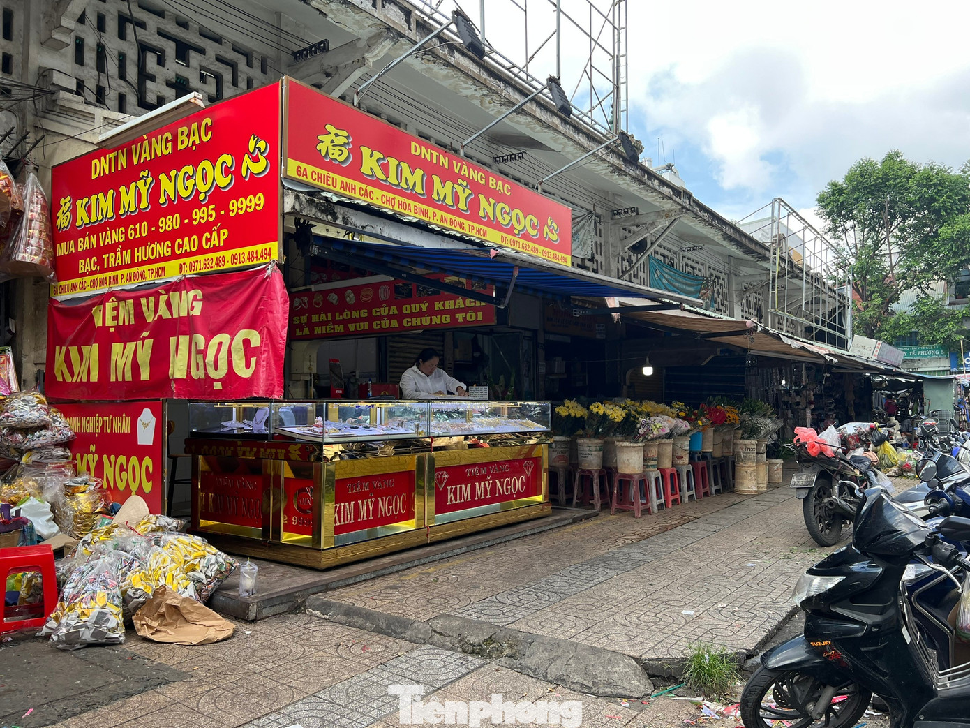 Cảnh trái ngược ở tiệm vàng giữa lúc giá tăng 'nóng'- Ảnh 6. Cảnh trái ngược ở tiệm vàng giữa lúc giá tăng 'nóng'- Ảnh 6.