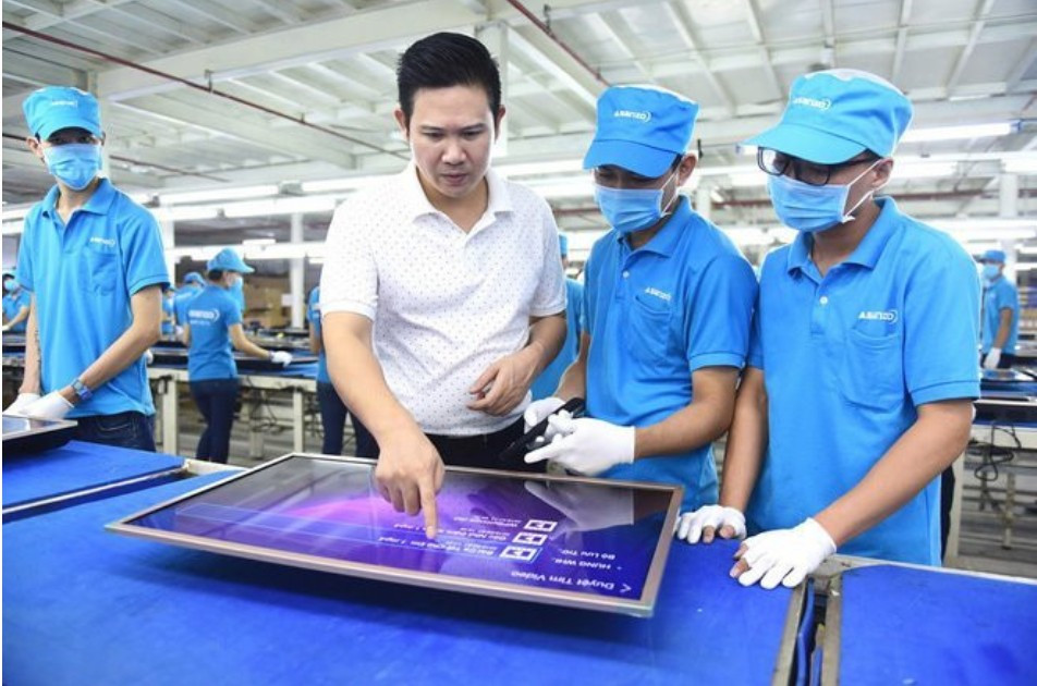 Cựu Chủ tịch Phạm Văn Tam bị truy tố: Nổi lên từ chiếc tivi giá rẻ không đối thủ- Ảnh 2. Cựu Chủ tịch Phạm Văn Tam bị truy tố: Nổi lên từ chiếc tivi giá rẻ không đối thủ- Ảnh 2.