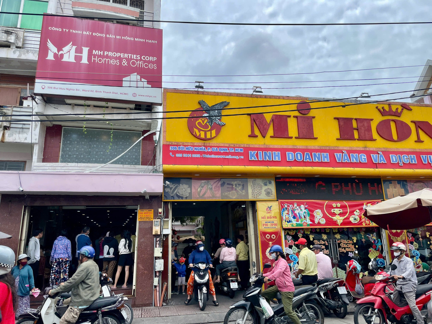 Cảnh trái ngược ở tiệm vàng giữa lúc giá tăng 'nóng'- Ảnh 3. Cảnh trái ngược ở tiệm vàng giữa lúc giá tăng 'nóng'- Ảnh 3.