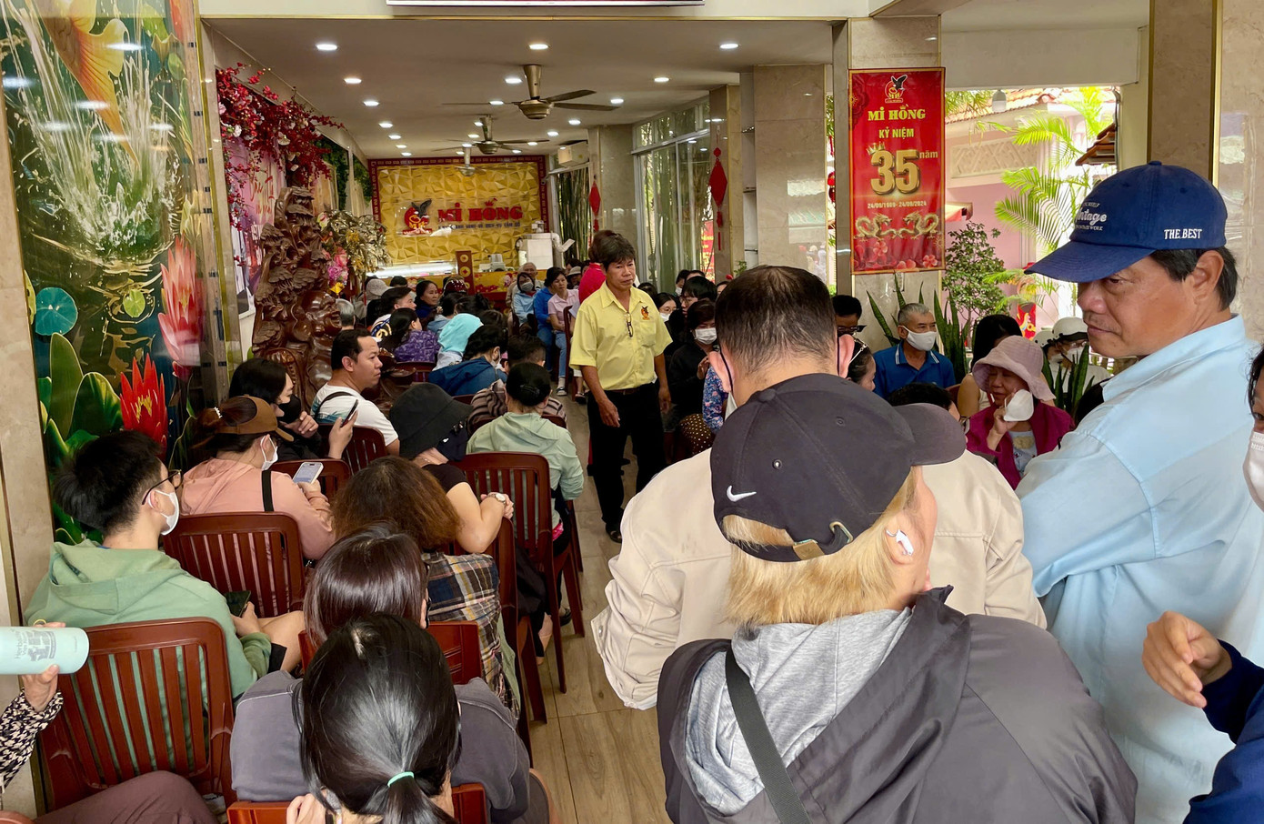Cảnh trái ngược ở tiệm vàng giữa lúc giá tăng 'nóng'- Ảnh 4. Cảnh trái ngược ở tiệm vàng giữa lúc giá tăng 'nóng'- Ảnh 4.