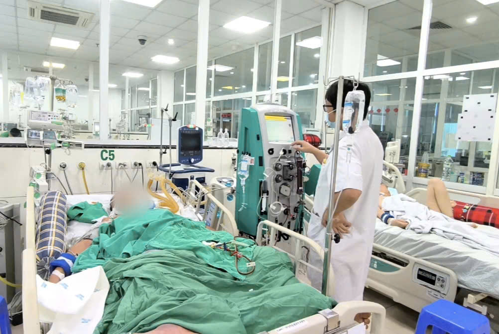 Chỉ từ một vết gai đâm vào đùi khi đi làm ruộng, người đàn ông sốc nhiễm trùng, suy đa tạng, nguy cơ tử vong- Ảnh 1.