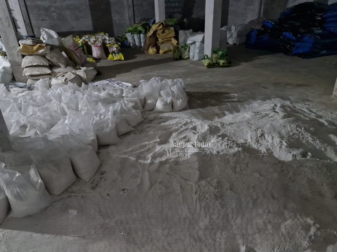Đột kích một công ty, cảnh sát triệt phá đường dây sản xuất phân bón giả quy mô lớn, tịch thu hơn 15 tấn hóa chất không giấy phép- Ảnh 1.