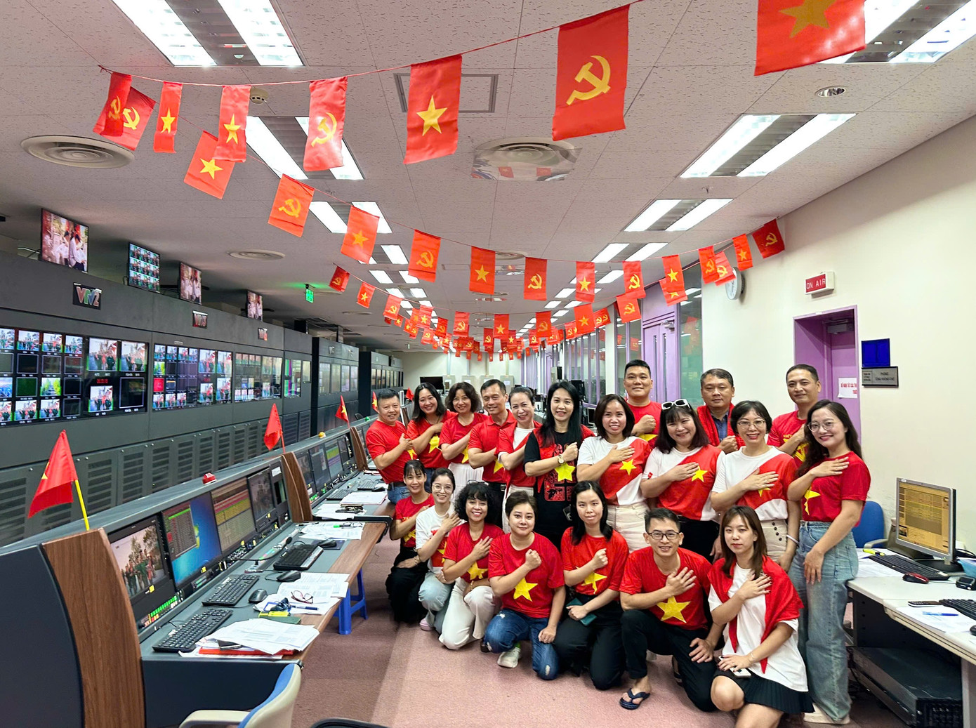 Tổng đạo diễn chương trình truyền hình trực tiếp A80: 'Trong quá trình làm nghề, tôi chưa từng căng thẳng đến thế'- Ảnh 5. Tổng đạo diễn chương trình truyền hình trực tiếp A80: 'Trong quá trình làm nghề, tôi chưa từng căng thẳng đến thế'- Ảnh 5.