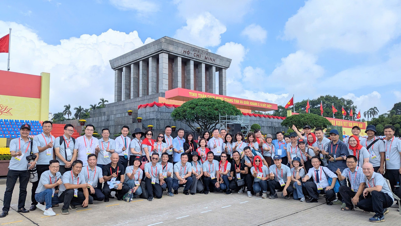 Tổng đạo diễn chương trình truyền hình trực tiếp A80: 'Trong quá trình làm nghề, tôi chưa từng căng thẳng đến thế'- Ảnh 4. Tổng đạo diễn chương trình truyền hình trực tiếp A80: 'Trong quá trình làm nghề, tôi chưa từng căng thẳng đến thế'- Ảnh 4.