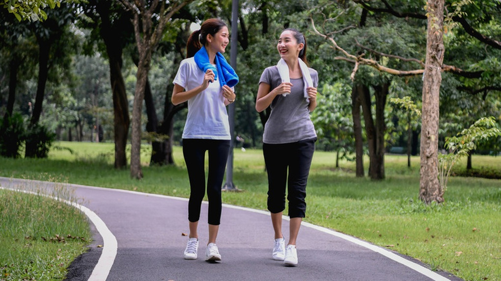 Tôi thấy mình trẻ hẳn ra ở tuổi 40 sau khi đi bộ kiểu này chỉ 1 tháng- Ảnh 1. Tôi thấy mình trẻ hẳn ra ở tuổi 40 sau khi đi bộ kiểu này chỉ 1 tháng- Ảnh 1.