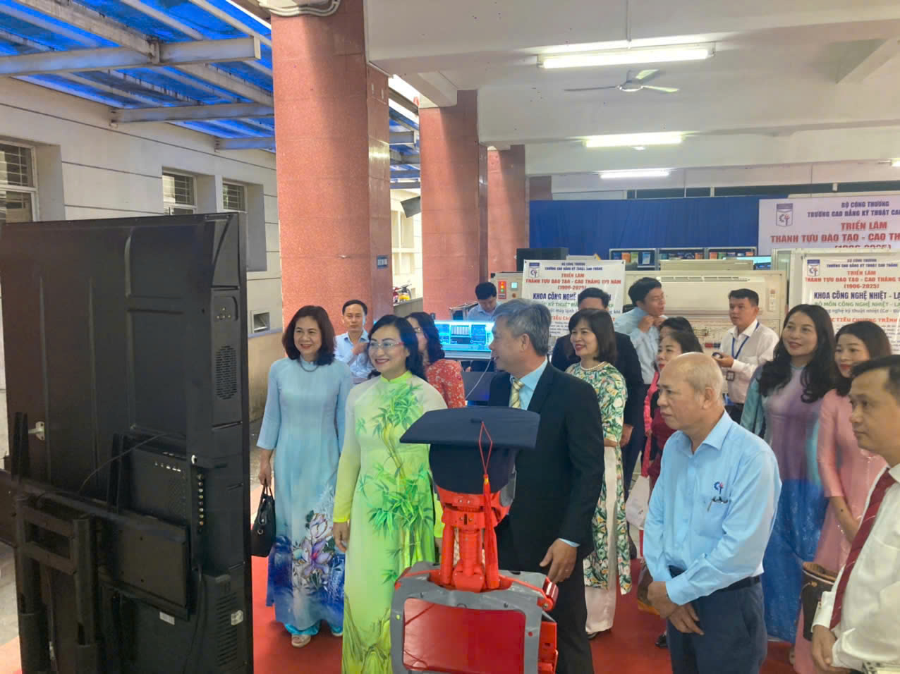 Tưng bừng khai giảng năm học mới đặc biệt chưa từng có- Ảnh 8. Tưng bừng khai giảng năm học mới đặc biệt chưa từng có- Ảnh 8.