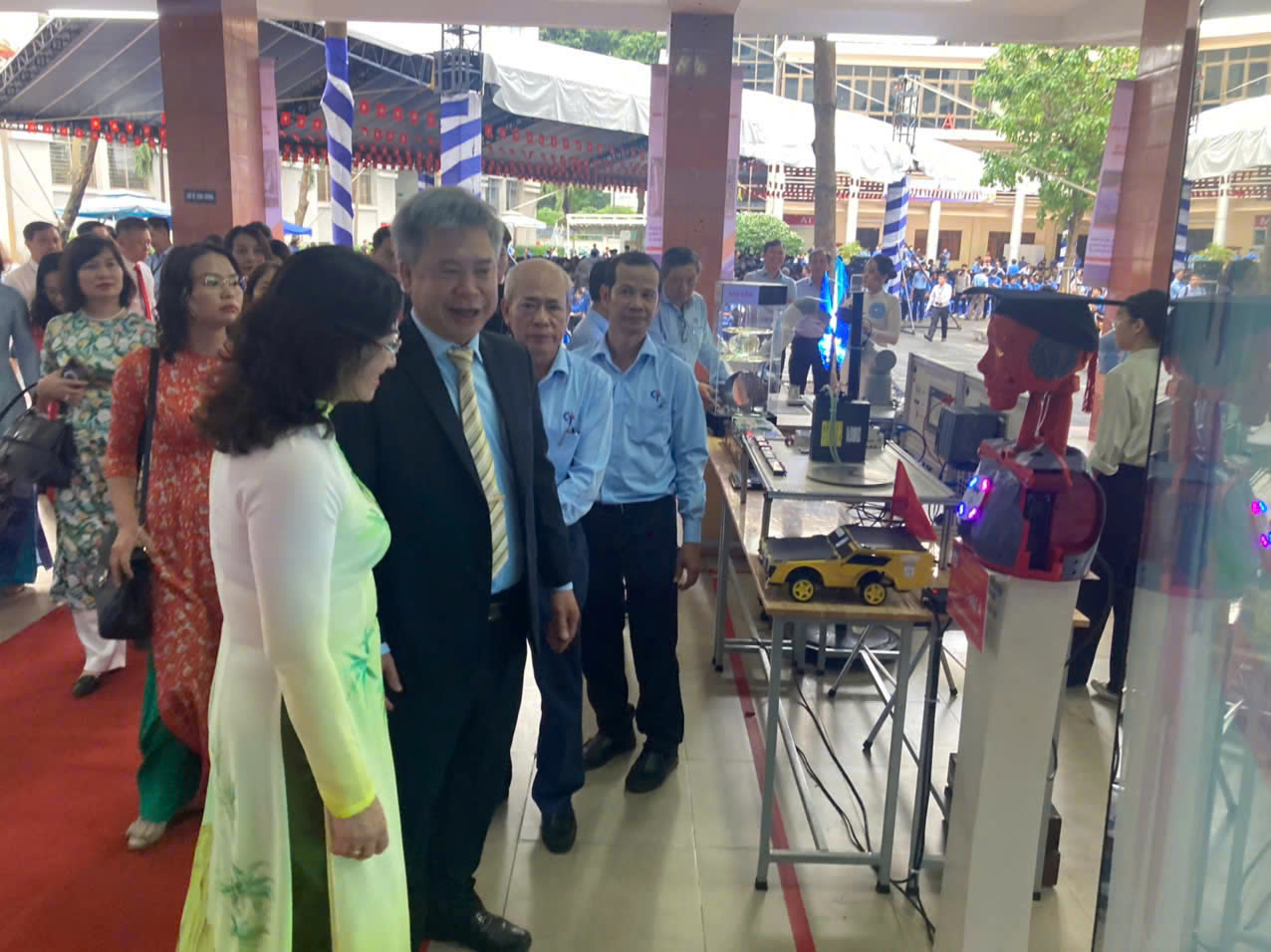 Tưng bừng khai giảng năm học mới đặc biệt chưa từng có- Ảnh 9. Tưng bừng khai giảng năm học mới đặc biệt chưa từng có- Ảnh 9.