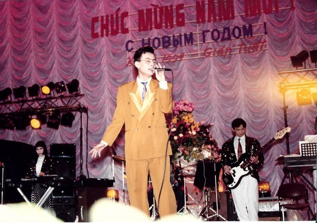 Cậu bé bên phải bức ảnh: Nam ca sĩ có học vấn khủng nhất showbiz Việt, Thủ khoa ĐH Bách khoa TP.HCM, là Thạc sĩ Hoá tại Nga!- Ảnh 3. Cậu bé bên phải bức ảnh: Nam ca sĩ có học vấn khủng nhất showbiz Việt, Thủ khoa ĐH Bách khoa TP.HCM, là Thạc sĩ Hoá tại Nga!- Ảnh 3.