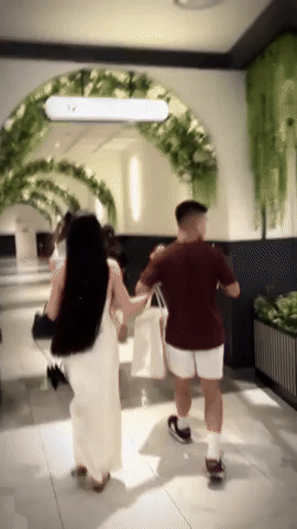 Chu Thanh Huyền yểu điệu khoác tay Quang Hải, Chu Thanh Huyền yểu điệu khoác tay Quang Hải,
