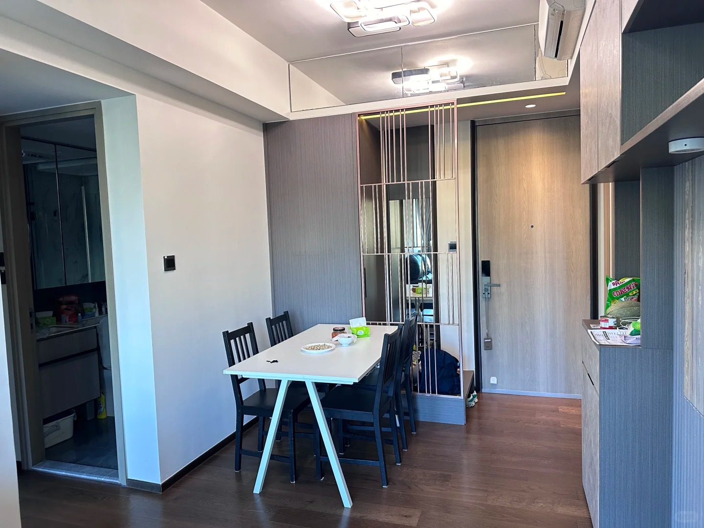 Cô gái sống 6 năm trong căn hộ 28m² với giá thuê 100 triệu/tháng: Nhỏ bé nhưng đầy bình yên- Ảnh 2. Cô gái sống 6 năm trong căn hộ 28m² với giá thuê 100 triệu/tháng: Nhỏ bé nhưng đầy bình yên- Ảnh 2.