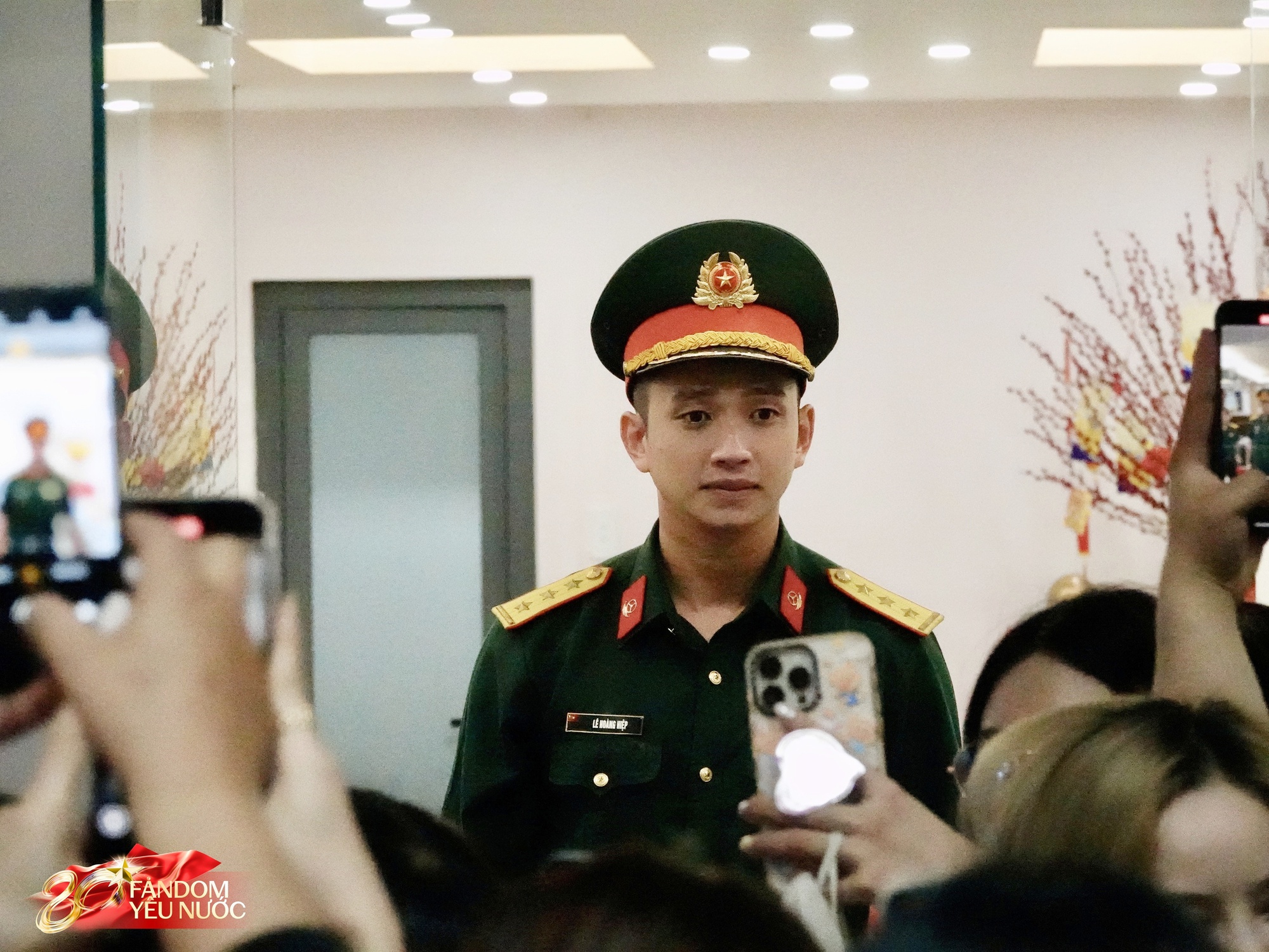 Thượng uý Lê Hoàng Hiệp đã về TP.HCM, hàng trăm người thấy được bóng lưng là mãn nguyện- Ảnh 6. Thượng uý Lê Hoàng Hiệp đã về TP.HCM, hàng trăm người thấy được bóng lưng là mãn nguyện- Ảnh 6.