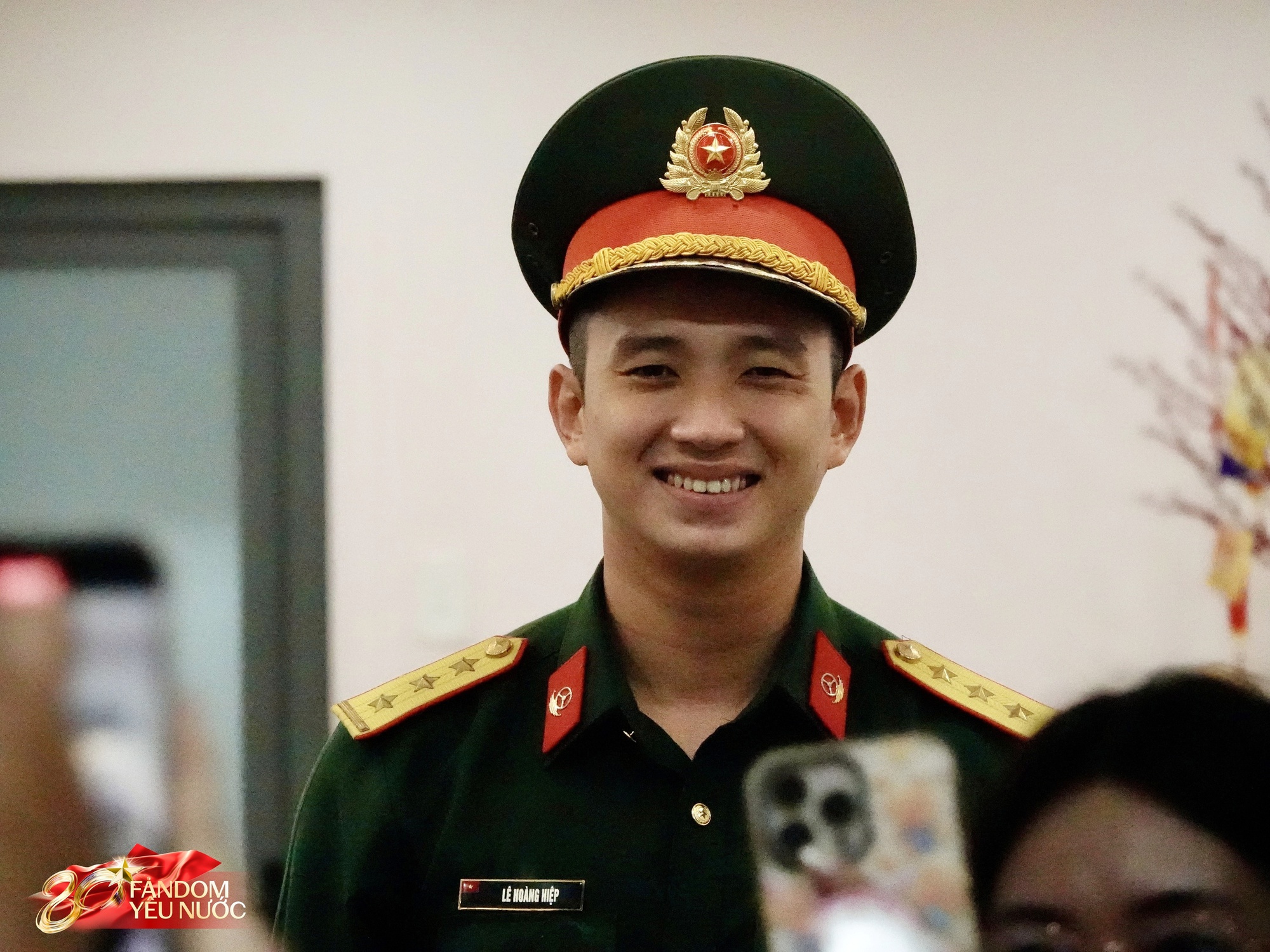 Thượng uý Lê Hoàng Hiệp đã về TP.HCM, hàng trăm người thấy được bóng lưng là mãn nguyện- Ảnh 4. Thượng uý Lê Hoàng Hiệp đã về TP.HCM, hàng trăm người thấy được bóng lưng là mãn nguyện- Ảnh 4.
