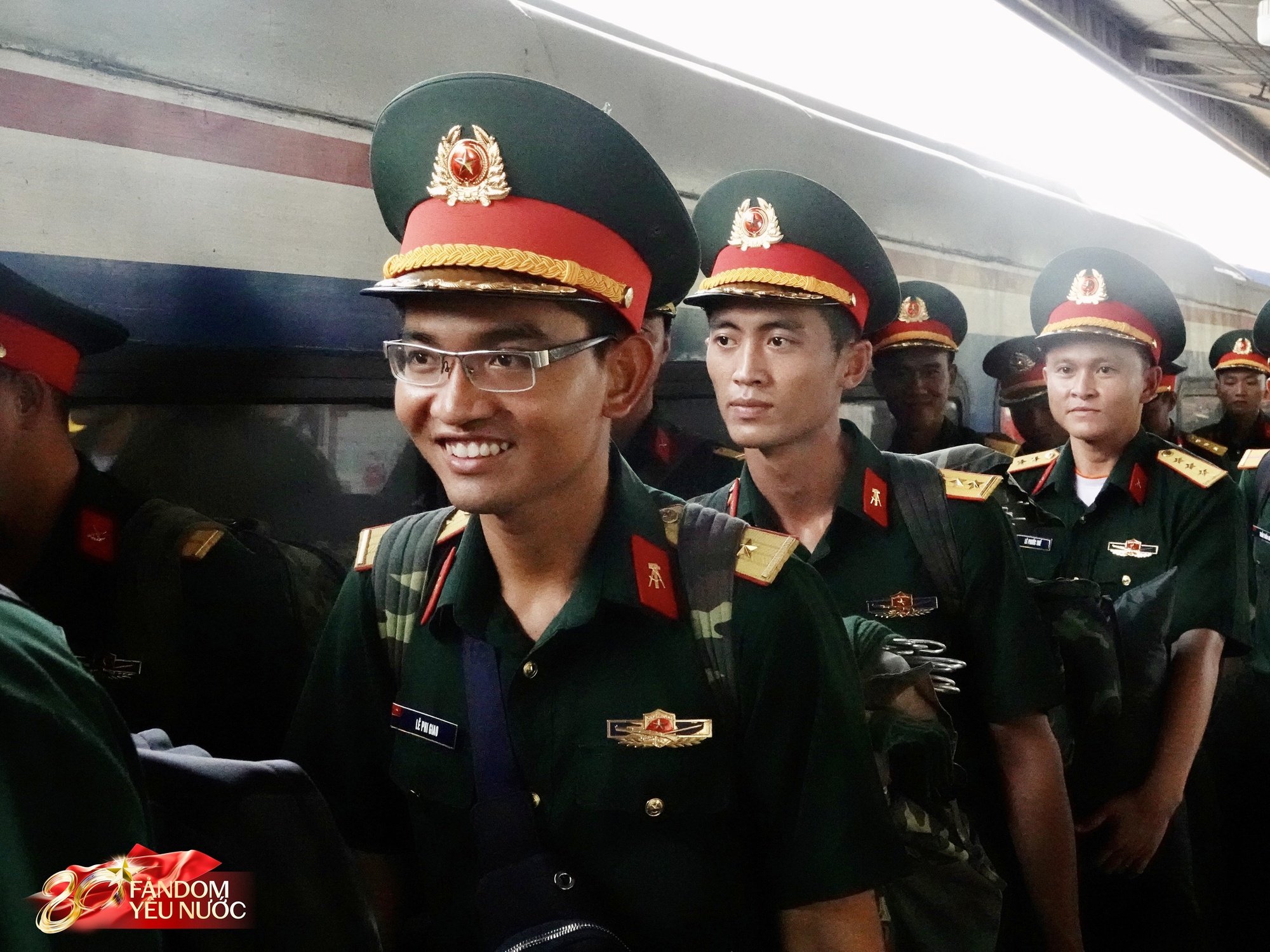 Thượng uý Lê Hoàng Hiệp đã về TP.HCM, hàng trăm người thấy được bóng lưng là mãn nguyện- Ảnh 3. Thượng uý Lê Hoàng Hiệp đã về TP.HCM, hàng trăm người thấy được bóng lưng là mãn nguyện- Ảnh 3.