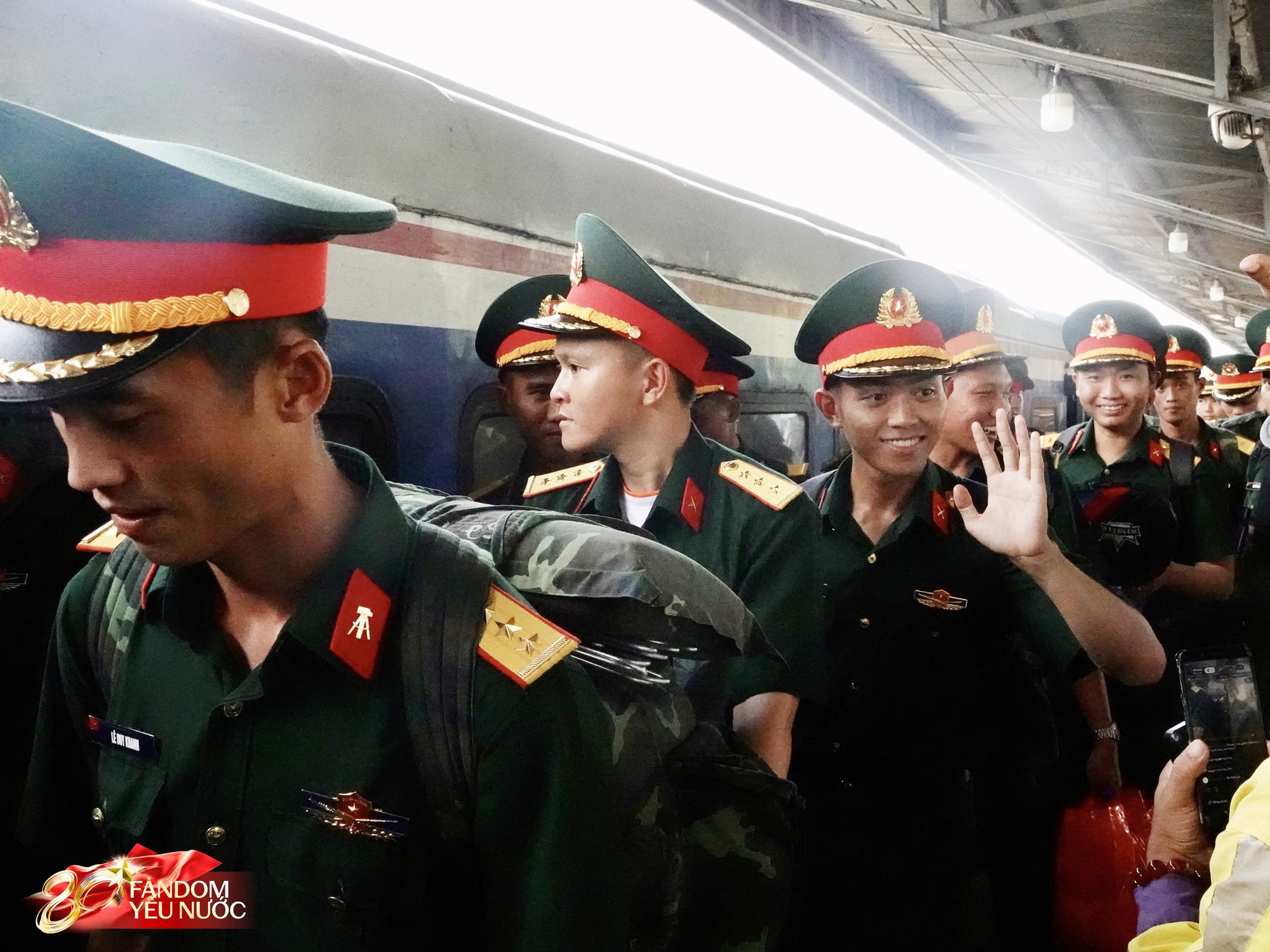 Thượng uý Lê Hoàng Hiệp đã về TP.HCM, hàng trăm người thấy được bóng lưng là mãn nguyện- Ảnh 2. Thượng uý Lê Hoàng Hiệp đã về TP.HCM, hàng trăm người thấy được bóng lưng là mãn nguyện- Ảnh 2.