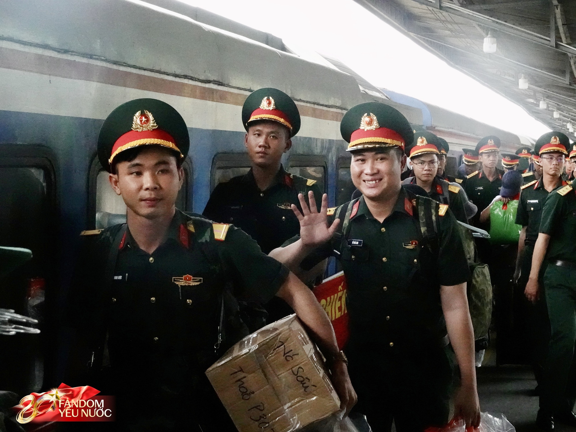 Thượng uý Lê Hoàng Hiệp đã về TP.HCM, hàng trăm người thấy được bóng lưng là mãn nguyện- Ảnh 1. Thượng uý Lê Hoàng Hiệp đã về TP.HCM, hàng trăm người thấy được bóng lưng là mãn nguyện- Ảnh 1.