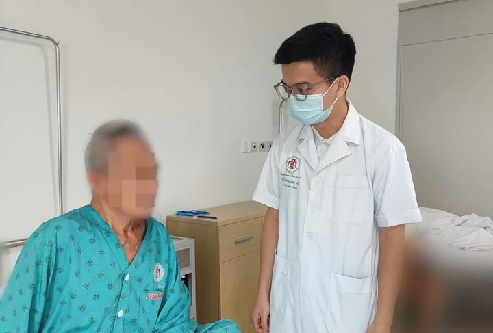 Tự nặn mụn ở chân, người đàn ông suýt chết vì biến chứng viêm màng não- Ảnh 1. Tự nặn mụn ở chân, người đàn ông suýt chết vì biến chứng viêm màng não- Ảnh 1.