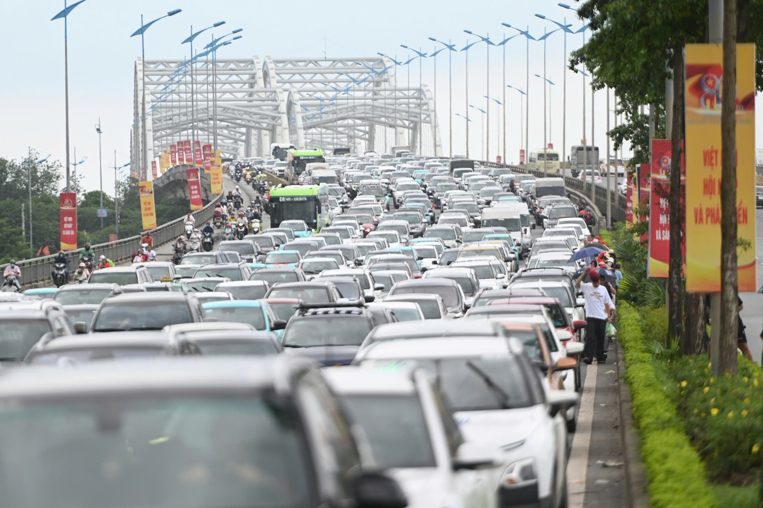 Tạm cấm phương tiện trên một số tuyến đường Hà Nội từ 6h sáng mai- Ảnh 1. Tạm cấm phương tiện trên một số tuyến đường Hà Nội từ 6h sáng mai- Ảnh 1.