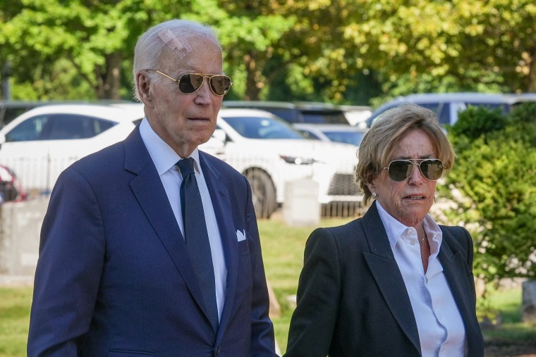 Đang điều trị ung thư tuyến tiền liệt, ông Joe Biden phẫu thuật ung thư da- Ảnh 1. Đang điều trị ung thư tuyến tiền liệt, ông Joe Biden phẫu thuật ung thư da- Ảnh 1.