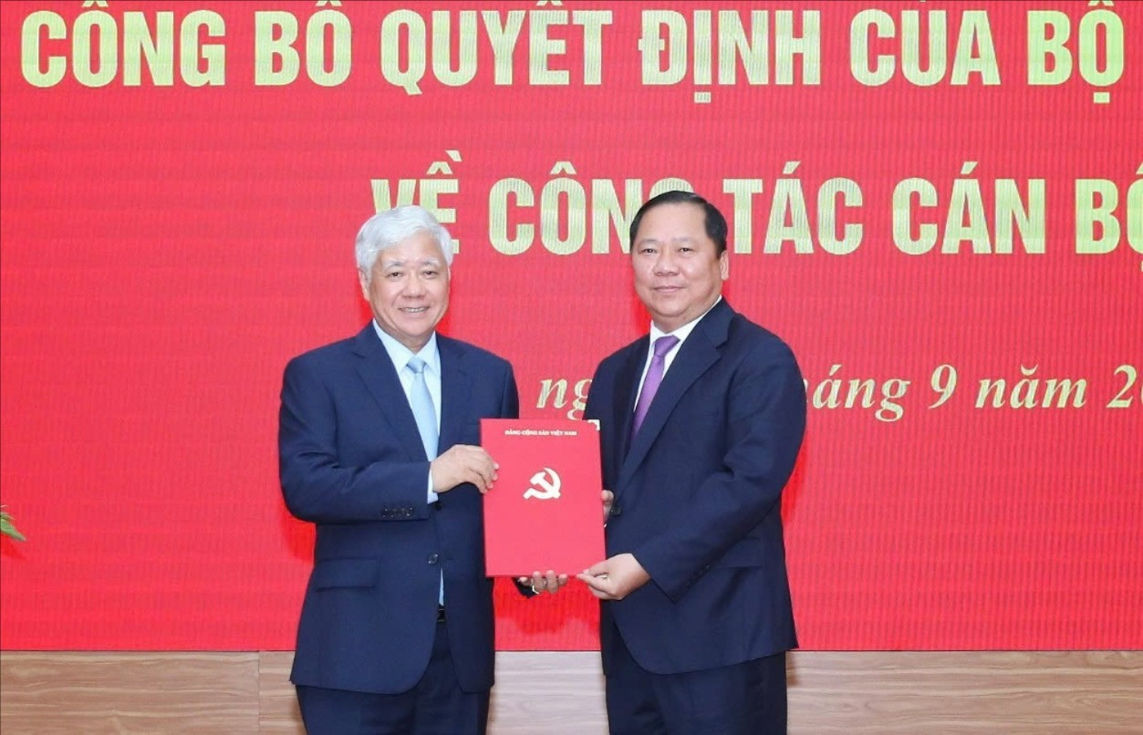 Công bố quyết định của Bộ Chính trị về công tác cán bộ- Ảnh 1. Công bố quyết định của Bộ Chính trị về công tác cán bộ- Ảnh 1.