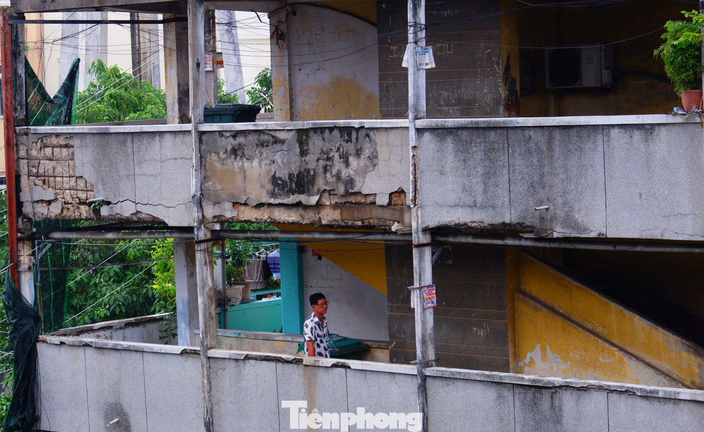 Sống bất an trong chung cư ở TPHCM: 'Nghe tiếng động mạnh là sợ trần rơi'- Ảnh 1. Sống bất an trong chung cư ở TPHCM: 'Nghe tiếng động mạnh là sợ trần rơi'- Ảnh 1.
