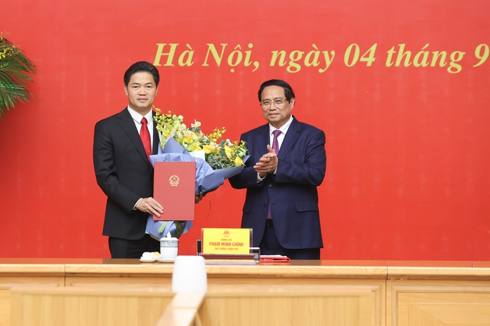 Thủ tướng trao quyết định bổ nhiệm lãnh đạo 8 bộ, cơ quan- Ảnh 4. Thủ tướng trao quyết định bổ nhiệm lãnh đạo 8 bộ, cơ quan- Ảnh 4.