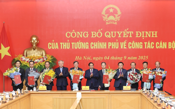 Thủ tướng trao quyết định bổ nhiệm lãnh đạo 8 bộ, cơ quan- Ảnh 1. Thủ tướng trao quyết định bổ nhiệm lãnh đạo 8 bộ, cơ quan- Ảnh 1.