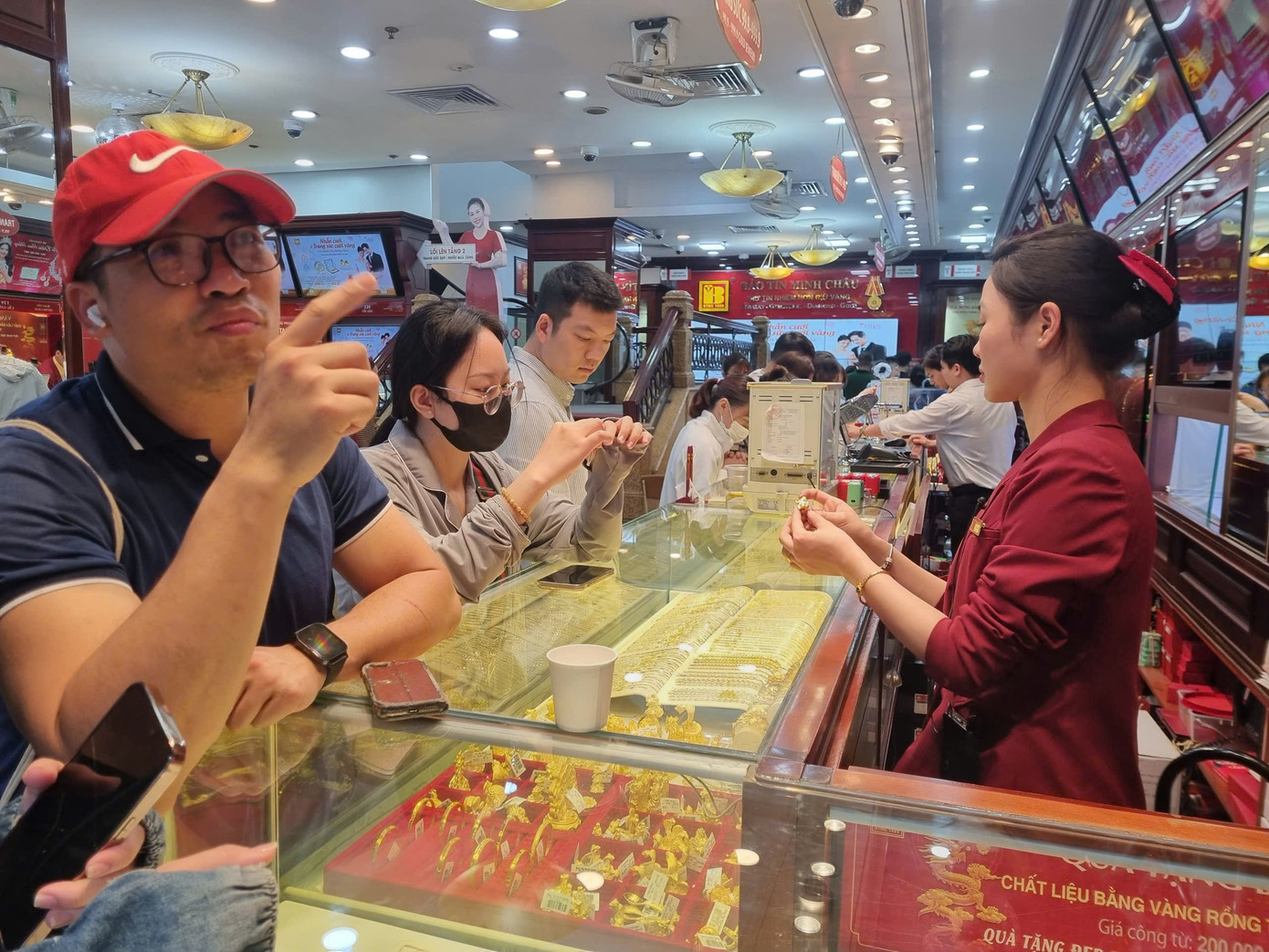 Giá vàng tăng không ngừng: Nên quản hay buông?- Ảnh 1. Giá vàng tăng không ngừng: Nên quản hay buông?- Ảnh 1.