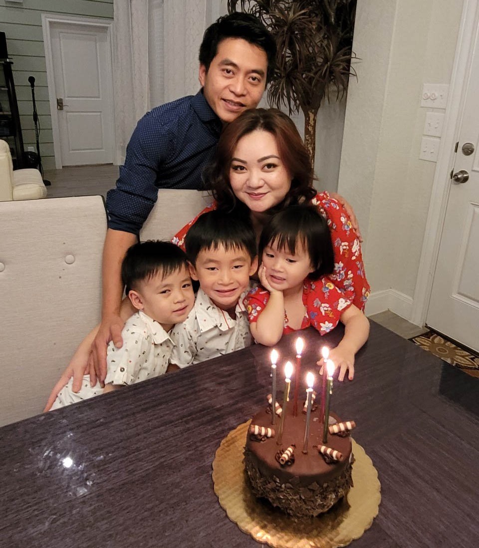 "Thần đồng âm nhạc" Xuân Mai xuất hiện sau 3 năm biến mất bí ẩn, 30 tuổi nuôi 3 con ở Mỹ, giữ kín chồng- Ảnh 3. "Thần đồng âm nhạc" Xuân Mai xuất hiện sau 3 năm biến mất bí ẩn, 30 tuổi nuôi 3 con ở Mỹ, giữ kín chồng- Ảnh 3.
