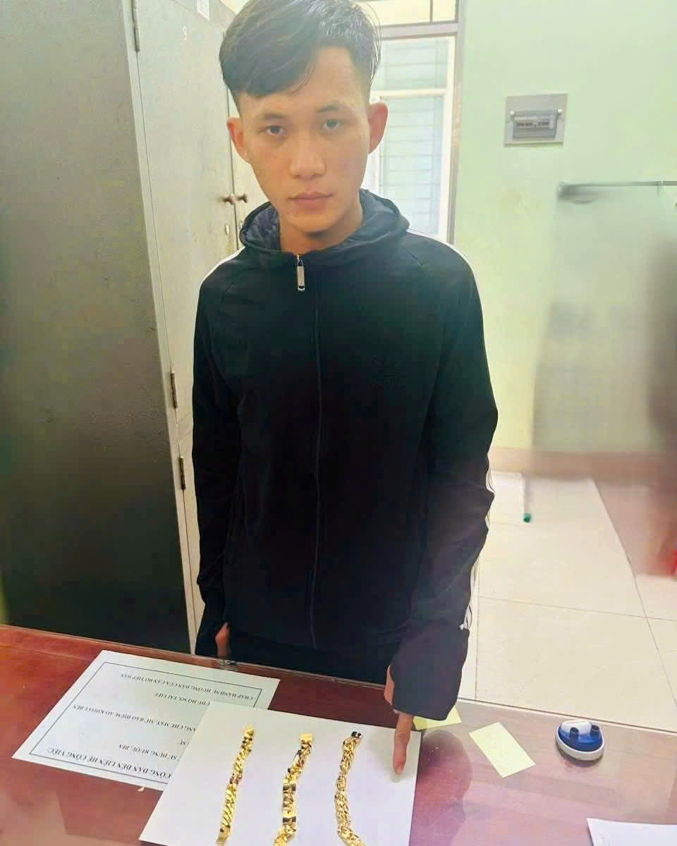 Bắt giữ Huỳnh Tấn Thiện - đối tượng cướp giật tại tiệm vàng ở Tây Ninh- Ảnh 1. Bắt giữ Huỳnh Tấn Thiện - đối tượng cướp giật tại tiệm vàng ở Tây Ninh- Ảnh 1.