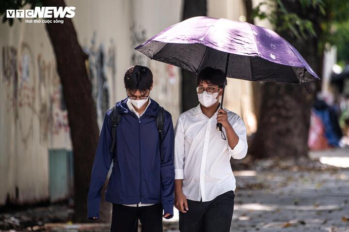 Hà Nội nắng nóng 36°C giữa mùa thu có bất thường?- Ảnh 1. Hà Nội nắng nóng 36°C giữa mùa thu có bất thường?- Ảnh 1.