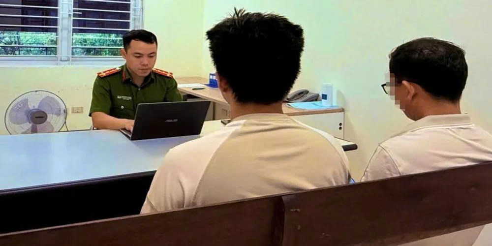 Nam sinh 2003 ở Hà Nội gọi điện nhờ gia đình chuyển khoản 150 triệu đồng, vài phút sau bị công an đưa đi- Ảnh 1. Nam sinh 2003 ở Hà Nội gọi điện nhờ gia đình chuyển khoản 150 triệu đồng, vài phút sau bị công an đưa đi- Ảnh 1.
