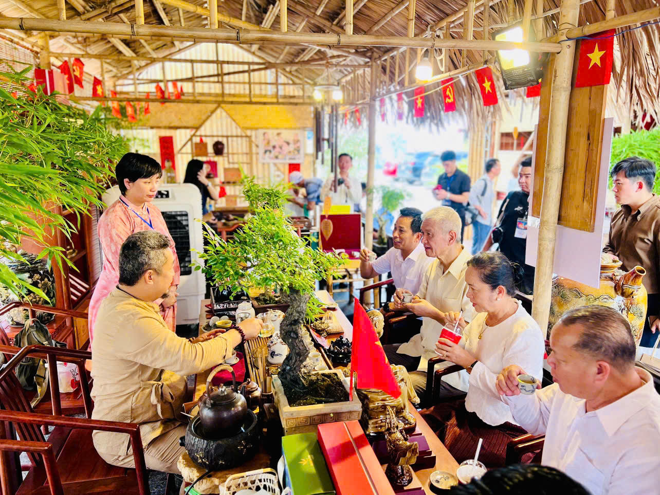 Hàng triệu lượt khách đổ về Trung tâm Triển lãm Quốc gia 7.000 tỷ đồng, tham quan 1 không gian đặc biệt đậm chất Hà Thành- Ảnh 2.