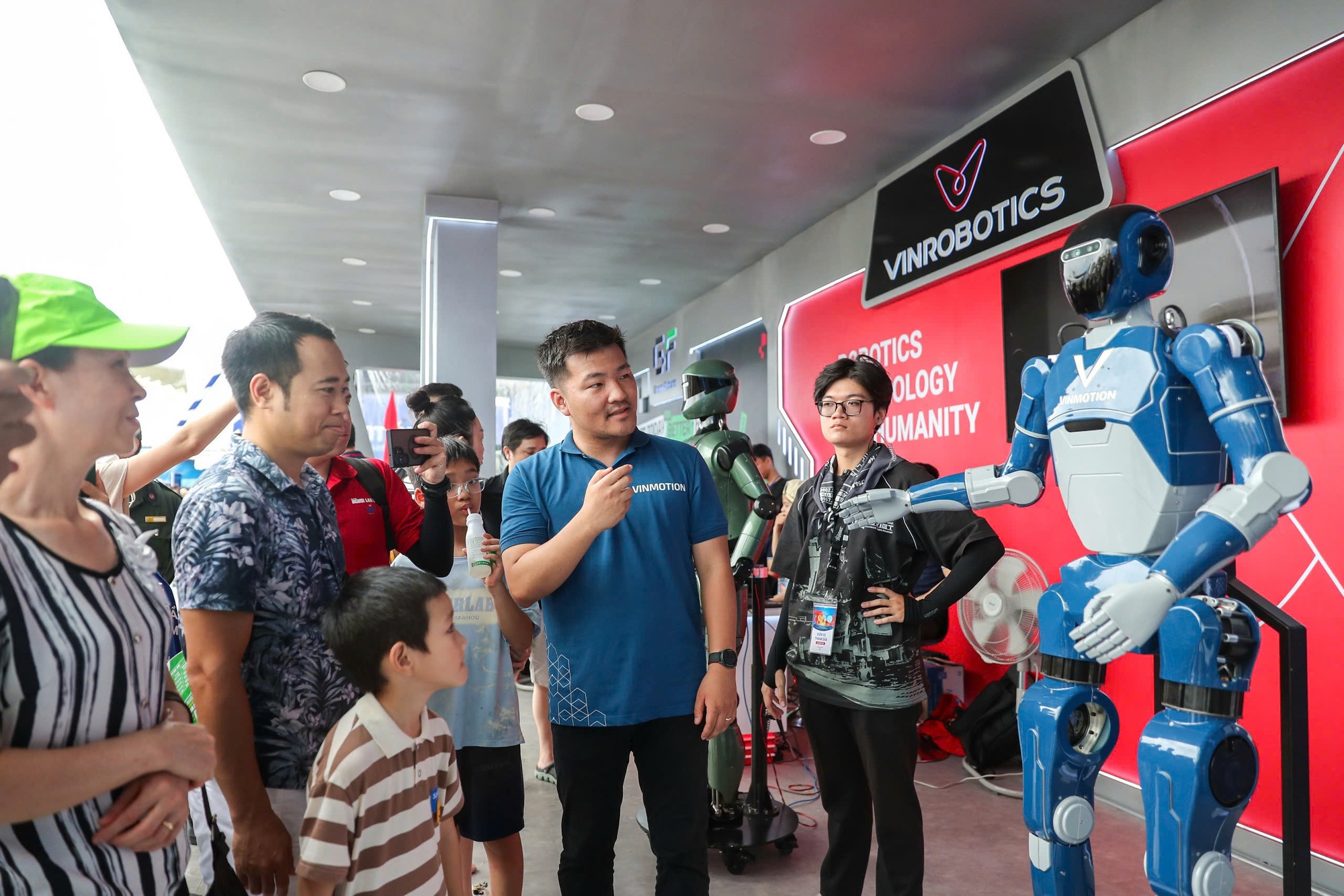 Học cách "sống chung" với robot- Ảnh 1. Học cách "sống chung" với robot- Ảnh 1.