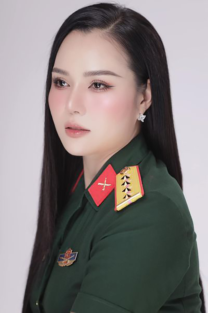 Sắc vóc không kém hoa hậu của Thiếu tá làm MC thuyết minh ở đại lễ 30/4 và 2/9- Ảnh 2.