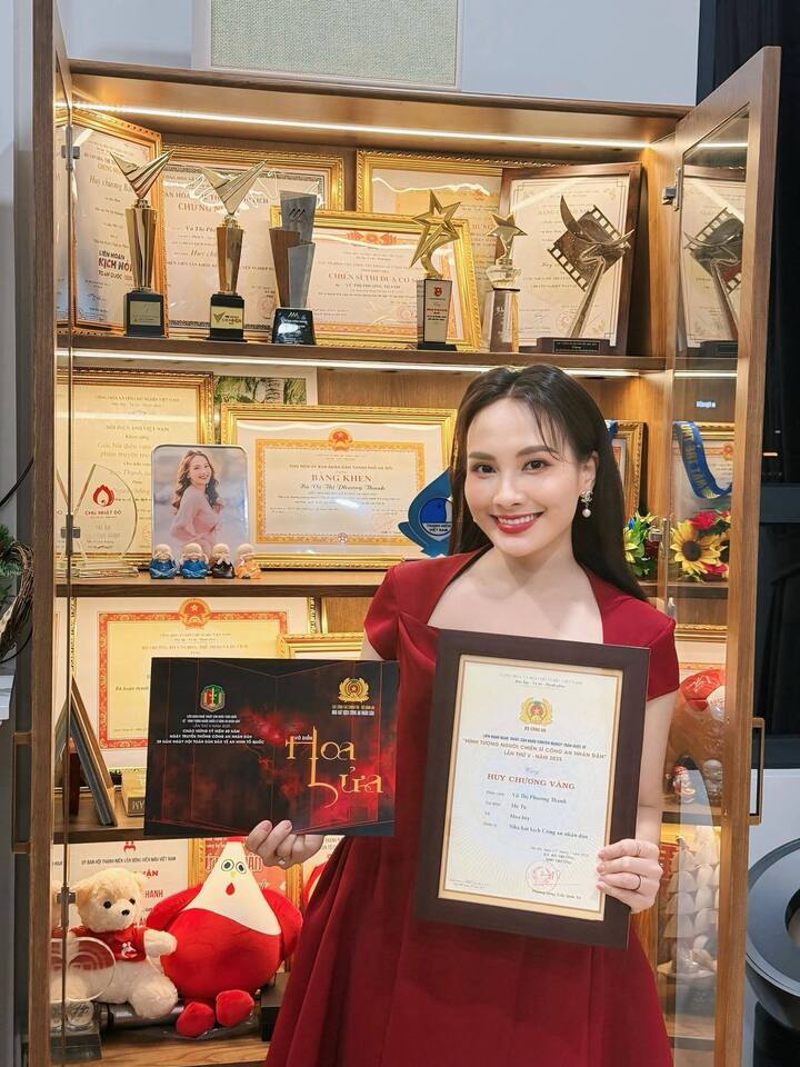 Xa màn ảnh, mỹ nhân phim giờ vàng VTV giờ là Thượng úy công an, U40 viên mãn- Ảnh 2. Xa màn ảnh, mỹ nhân phim giờ vàng VTV giờ là Thượng úy công an, U40 viên mãn- Ảnh 2.